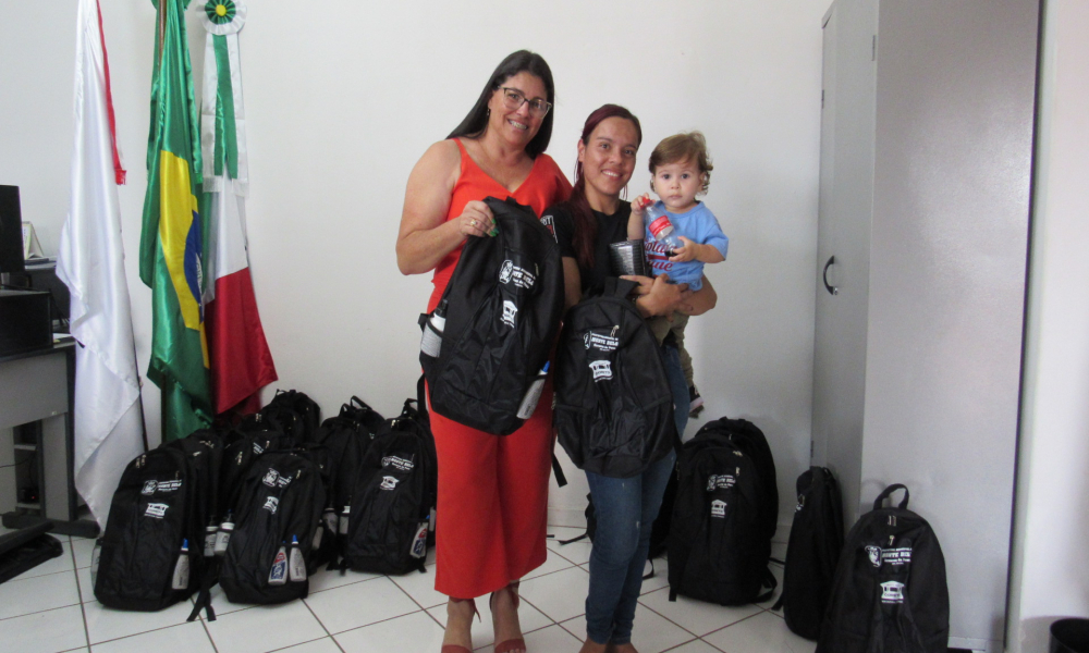 ENTREGA DO KIT ESCOLAR DAS ESCOLAS DA REDE MUNICIPAL