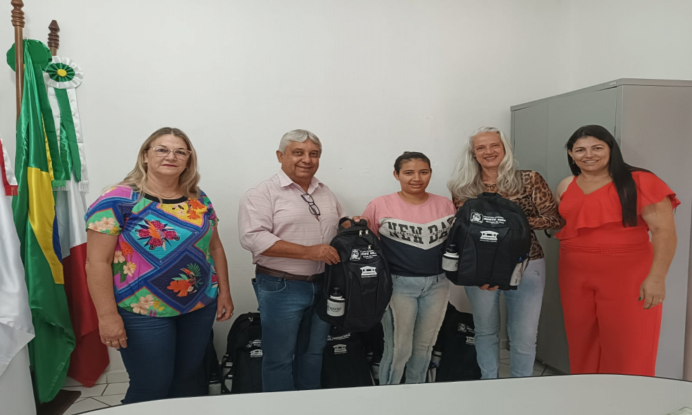 ENTREGA DO KIT ESCOLAR DAS ESCOLAS DA REDE MUNICIPAL