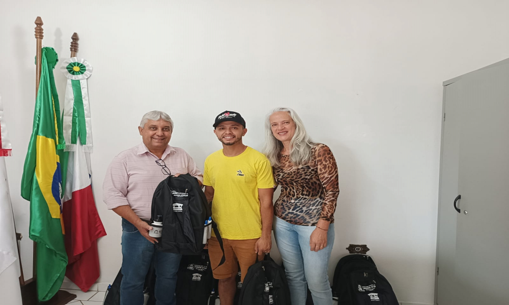 ENTREGA DO KIT ESCOLAR DAS ESCOLAS DA REDE MUNICIPAL