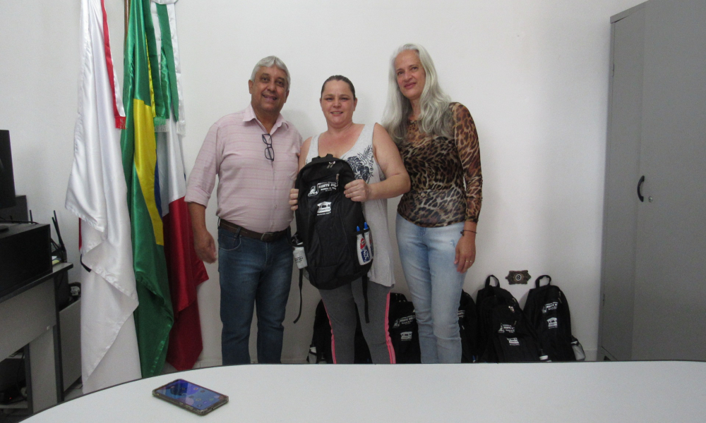 ENTREGA DO KIT ESCOLAR DAS ESCOLAS DA REDE MUNICIPAL