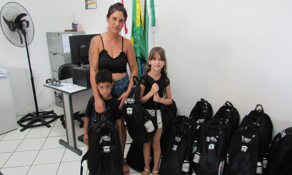 ENTREGA DO KIT ESCOLAR DAS ESCOLAS DA REDE MUNICIPAL