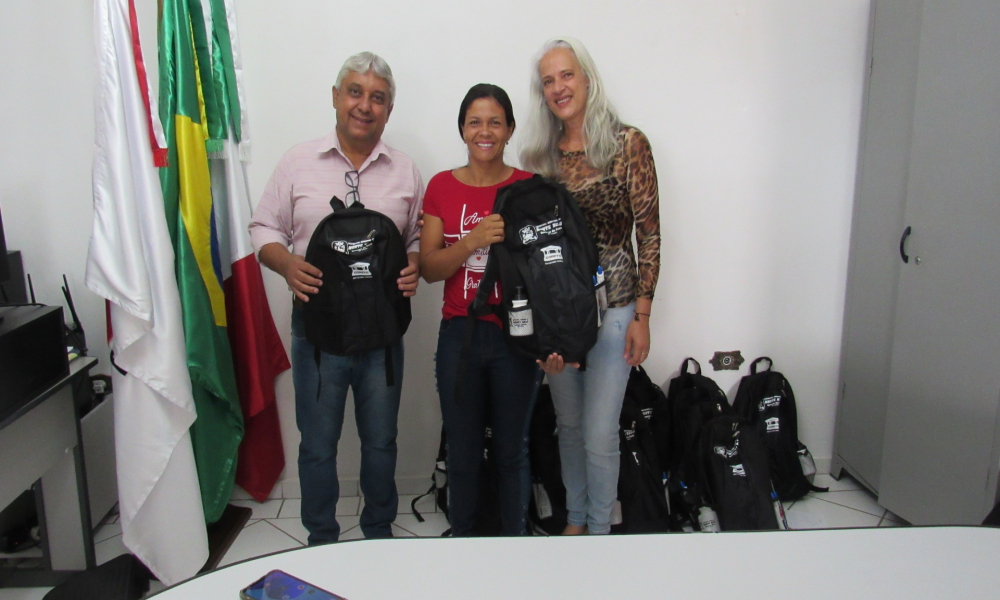 ENTREGA DO KIT ESCOLAR DAS ESCOLAS DA REDE MUNICIPAL