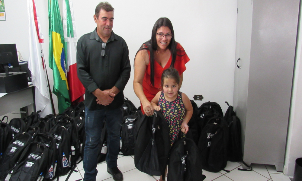 ENTREGA DO KIT ESCOLAR DAS ESCOLAS DA REDE MUNICIPAL