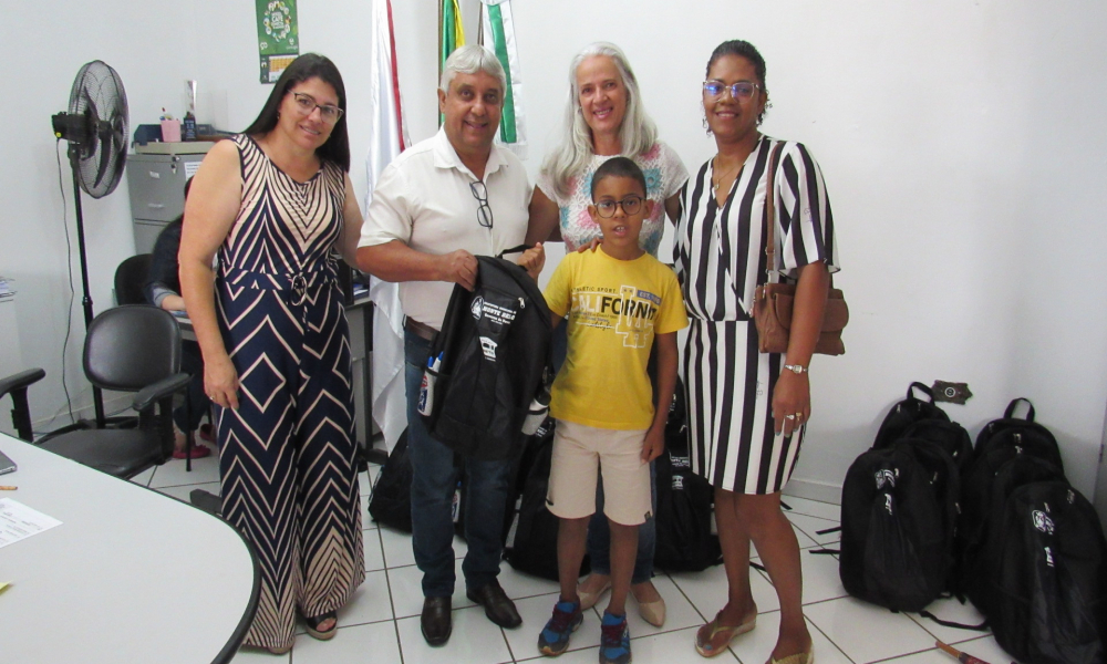 ENTREGA DO KIT ESCOLAR DAS ESCOLAS DA REDE MUNICIPAL