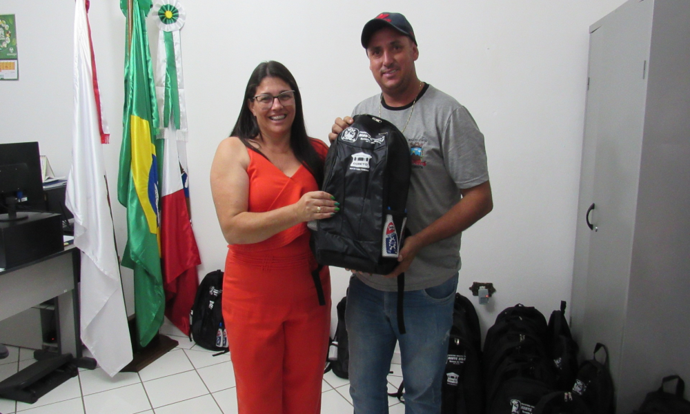 ENTREGA DO KIT ESCOLAR DAS ESCOLAS DA REDE MUNICIPAL