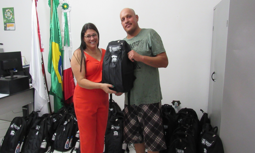 ENTREGA DO KIT ESCOLAR DAS ESCOLAS DA REDE MUNICIPAL