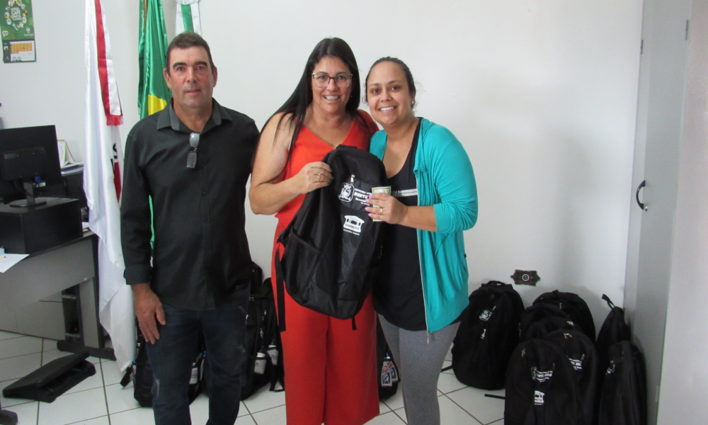 ENTREGA DO KIT ESCOLAR DAS ESCOLAS DA REDE MUNICIPAL