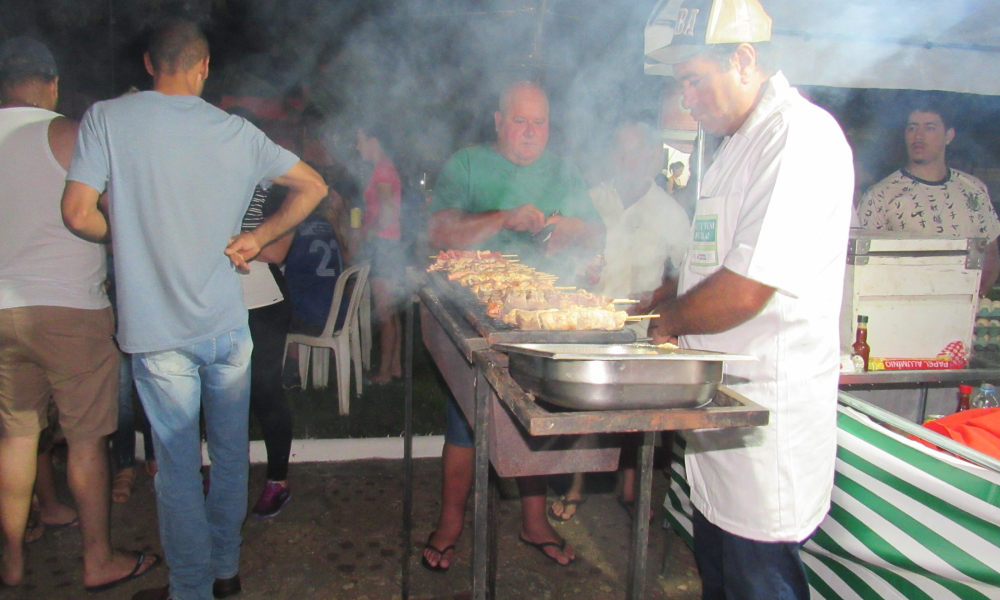 EM NOITE DE ESTREIA, FEIRA NOTURNA DE MONTE BELO FOI SUCESSO DE PÚBLICO E DE SABORES! 