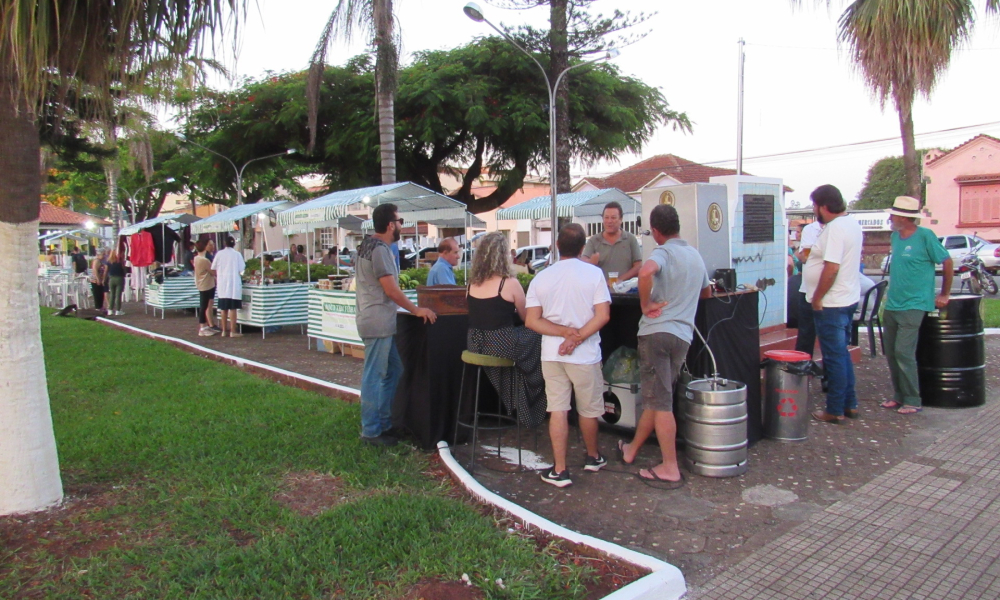 EM NOITE DE ESTREIA, FEIRA NOTURNA DE MONTE BELO FOI SUCESSO DE PÚBLICO E DE SABORES! 