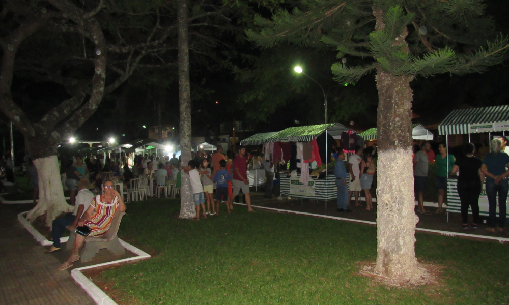 EM NOITE DE ESTREIA, FEIRA NOTURNA DE MONTE BELO FOI SUCESSO DE PÚBLICO E DE SABORES! 