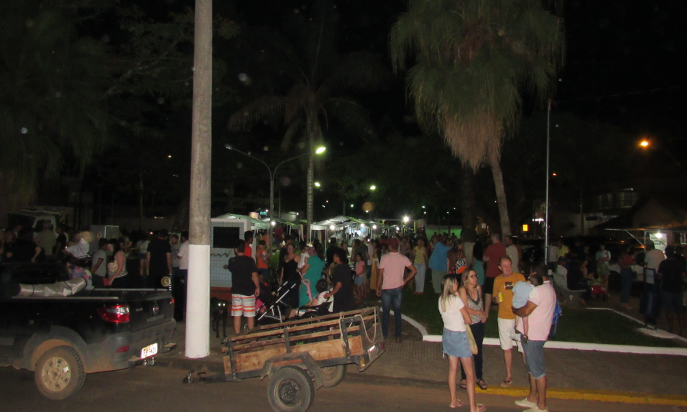 EM NOITE DE ESTREIA, FEIRA NOTURNA DE MONTE BELO FOI SUCESSO DE PÚBLICO E DE SABORES! 