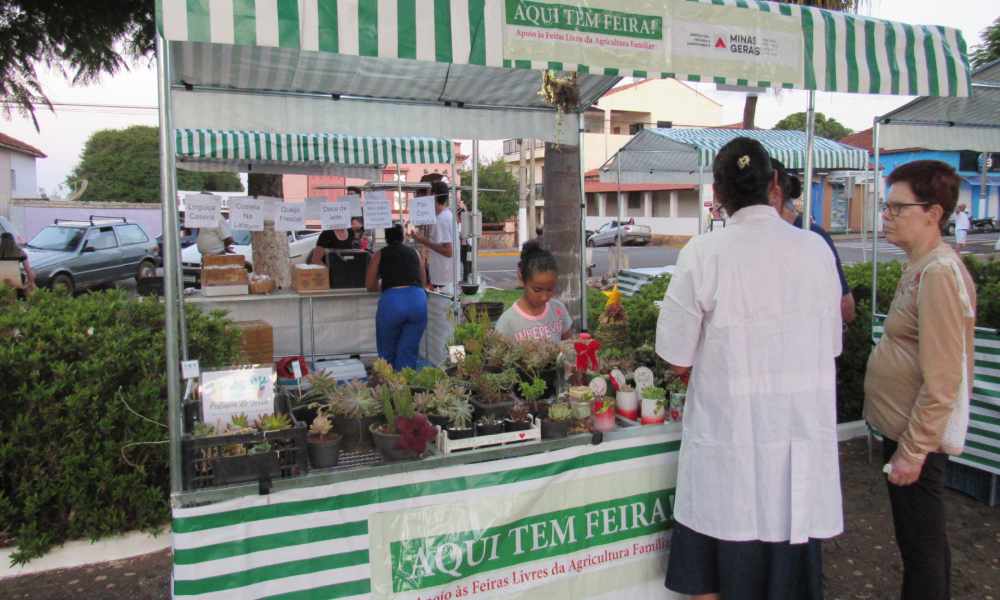 EM NOITE DE ESTREIA, FEIRA NOTURNA DE MONTE BELO FOI SUCESSO DE PÚBLICO E DE SABORES! 