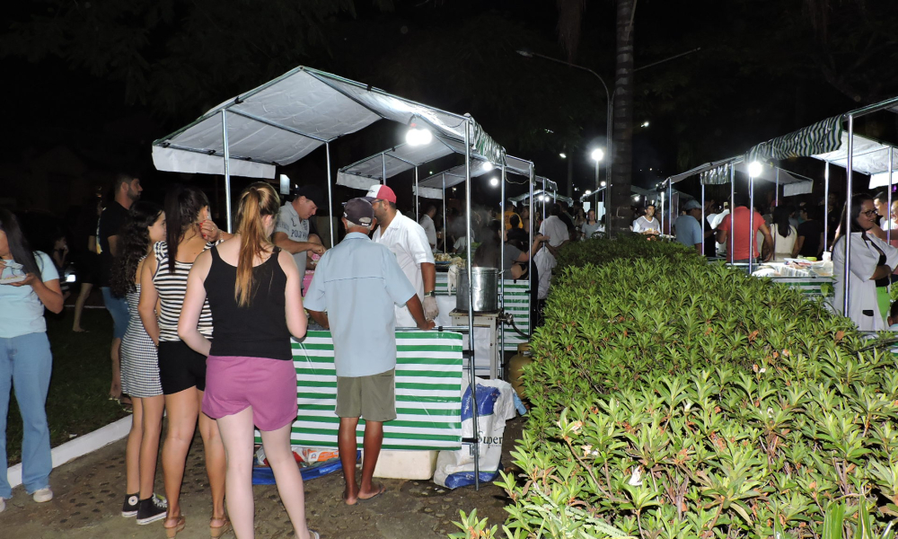 EM NOITE DE ESTREIA, FEIRA NOTURNA DE MONTE BELO FOI SUCESSO DE PÚBLICO E DE SABORES! 