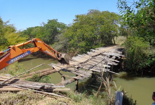 Restauração da Ponte no bairro Palmital dos costas